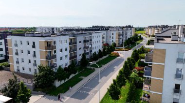 Şehir sokağı Yeni modern bölge mimari konut inşaatı Wroclaw Polonya 