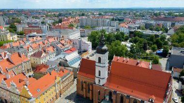 Şehir Mimarisi Avrupa insansız hava aracı eski şehir Opole Polonya 'nın üzerinden geçiyor 