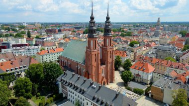 Şehir Mimarisi Avrupa insansız hava aracı eski şehir Opole Polonya 'nın üzerinden geçiyor 