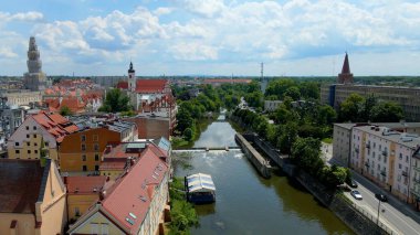 Şehir Mimarisi Avrupa insansız hava aracı eski şehir Opole Polonya 'nın üzerinden geçiyor 