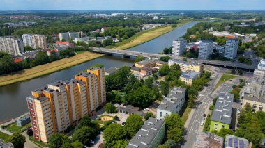 Şehir Mimarisi Avrupa insansız hava aracı eski şehir Opole Polonya 'nın üzerinden geçiyor 