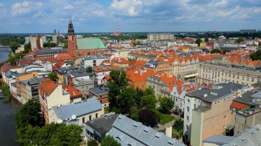 Şehir Mimarisi Avrupa insansız hava aracı eski şehir Opole Polonya 'nın üzerinden geçiyor 