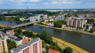 Şehir Mimarisi Avrupa insansız hava aracı eski şehir Opole Polonya 'nın üzerinden geçiyor 
