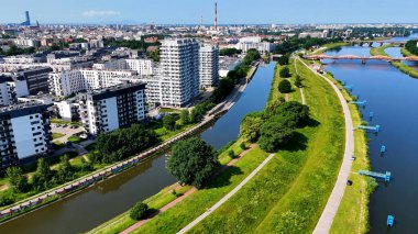 Şehir merkezi insansız hava aracı manzaralı Wroclaw Polonya 