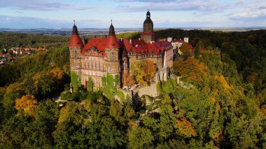 Drone Walbrzych Polonya 'dan Ksiaz Şatosu Sonbahar Görünümü