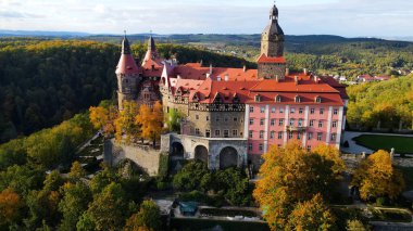 Drone Walbrzych Polonya 'dan Ksiaz Şatosu Sonbahar Görünümü