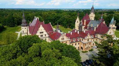 Moszna Şatosu, Moszna Polonya köyü yakınlarındaki bir mimariden manzara üzerinde uçuyor.