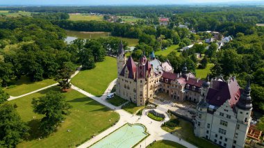 Moszna Şatosu, Moszna Polonya köyü yakınlarındaki bir mimariden manzara üzerinde uçuyor.