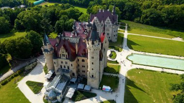 Moszna Şatosu, Moszna Polonya köyü yakınlarındaki bir mimariden manzara üzerinde uçuyor.