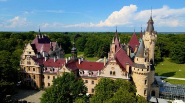 Moszna Şatosu, Moszna Polonya köyü yakınlarındaki bir mimariden manzara üzerinde uçuyor.