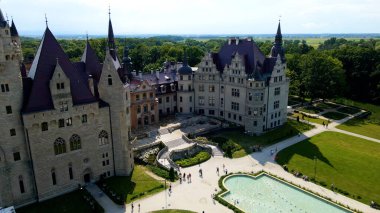 Moszna Şatosu, Moszna Polonya köyü yakınlarındaki bir mimariden manzara üzerinde uçuyor.