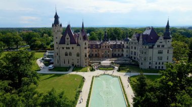 Moszna Şatosu, Moszna Polonya köyü yakınlarındaki bir mimariden manzara üzerinde uçuyor.