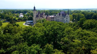 Moszna Şatosu, Moszna Polonya köyü yakınlarındaki bir mimariden manzara üzerinde uçuyor.