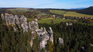 Adrspach kayaları İHA manzarasından Çek Cumhuriyeti 'nin Adrspach bölgesini gösteriyor