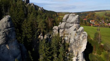 Adrspach kayaları İHA manzarasından Çek Cumhuriyeti 'nin Adrspach bölgesini gösteriyor