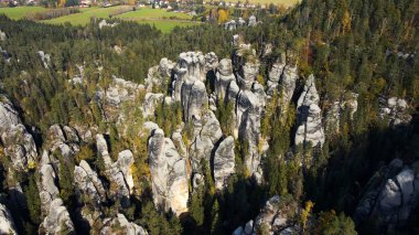 Adrspach kayaları İHA manzarasından Çek Cumhuriyeti 'nin Adrspach bölgesini gösteriyor