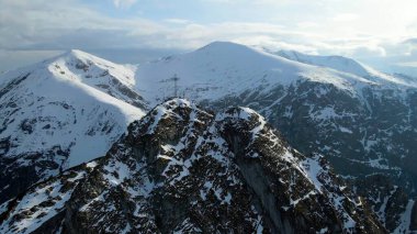 Zakopane Polonya 'dan karlı dağ zirvesi, buzul manzaralı.