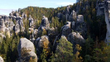 Adrspach kayaları İHA manzarasından Çek Cumhuriyeti 'nin Adrspach bölgesini gösteriyor