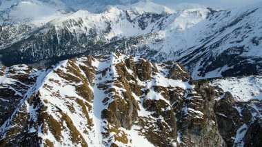Zakopane Polonya 'dan karlı dağ zirvesi, buzul manzaralı.