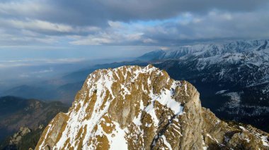 Zakopane Polonya 'dan karlı dağ zirvesi, buzul manzaralı.