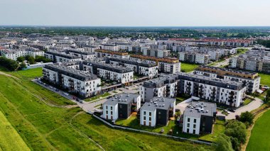 Şehir Mimarisi Avrupa insansız hava aracı eski şehir Opole Polonya 'nın üzerinden geçiyor 