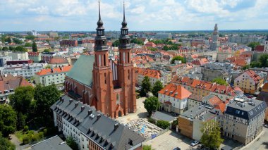 Şehir Mimarisi Avrupa insansız hava aracı eski şehir Opole Polonya 'nın üzerinden geçiyor 