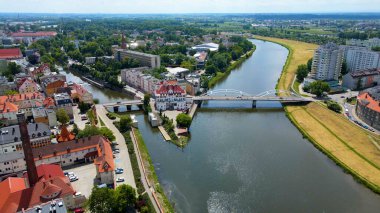Şehir Mimarisi Avrupa insansız hava aracı eski şehir Opole Polonya 'nın üzerinden geçiyor 