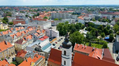 Şehir Mimarisi Avrupa insansız hava aracı eski şehir Opole Polonya 'nın üzerinden geçiyor 