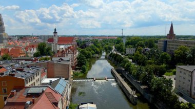 Şehir Mimarisi Avrupa insansız hava aracı eski şehir Opole Polonya 'nın üzerinden geçiyor 