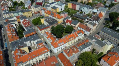 Şehir Mimarisi Avrupa insansız hava aracı eski şehir Opole Polonya 'nın üzerinden geçiyor 