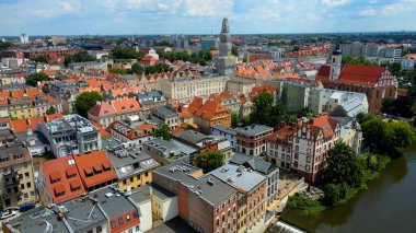 Şehir Mimarisi Avrupa insansız hava aracı eski şehir Opole Polonya 'nın üzerinden geçiyor 