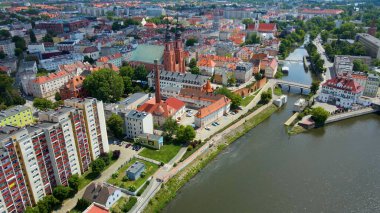 Şehir Mimarisi Avrupa insansız hava aracı eski şehir Opole Polonya 'nın üzerinden geçiyor 