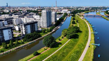 Şehir merkezi insansız hava aracı manzaralı Wroclaw Polonya 