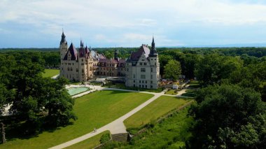 Moszna Şatosu, Moszna Polonya köyü yakınlarındaki bir mimariden manzara üzerinde uçuyor.