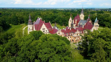 Moszna Şatosu, Moszna Polonya köyü yakınlarındaki bir mimariden manzara üzerinde uçuyor.