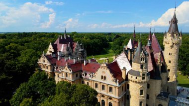 Moszna Şatosu, Moszna Polonya köyü yakınlarındaki bir mimariden manzara üzerinde uçuyor.