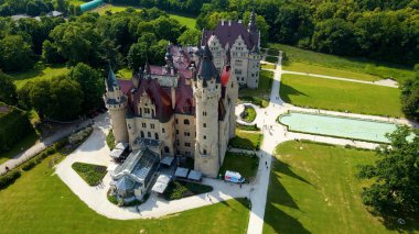 Moszna Şatosu, Moszna Polonya köyü yakınlarındaki bir mimariden manzara üzerinde uçuyor.