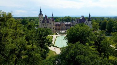 Moszna Şatosu, Moszna Polonya köyü yakınlarındaki bir mimariden manzara üzerinde uçuyor.