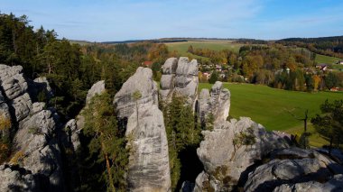 Adrspach kayaları İHA manzarasından Çek Cumhuriyeti 'nin Adrspach bölgesini gösteriyor