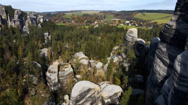 Adrspach kayaları İHA manzarasından Çek Cumhuriyeti 'nin Adrspach bölgesini gösteriyor