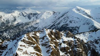 Zakopane Polonya 'dan karlı dağ zirvesi, buzul manzaralı.