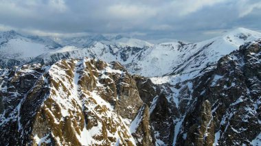 Zakopane Polonya 'dan karlı dağ zirvesi, buzul manzaralı.