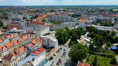 Şehir Mimarisi Avrupa insansız hava aracı eski şehir Opole Polonya 'nın üzerinden geçiyor 