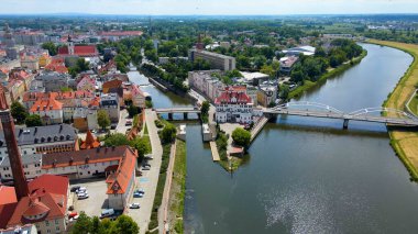 Şehir Mimarisi Avrupa insansız hava aracı eski şehir Opole Polonya 'nın üzerinden geçiyor 