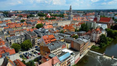 Şehir Mimarisi Avrupa insansız hava aracı eski şehir Opole Polonya 'nın üzerinden geçiyor 