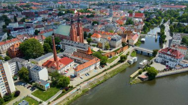 Şehir Mimarisi Avrupa insansız hava aracı eski şehir Opole Polonya 'nın üzerinden geçiyor 