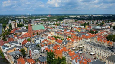 Şehir Mimarisi Avrupa insansız hava aracı eski şehir Opole Polonya 'nın üzerinden geçiyor 