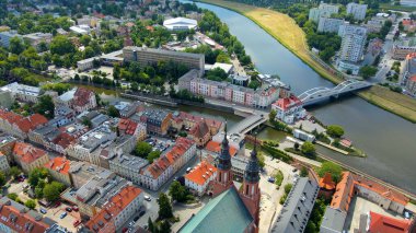 Şehir Mimarisi Avrupa insansız hava aracı eski şehir Opole Polonya 'nın üzerinden geçiyor 