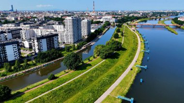 Şehir merkezi insansız hava aracı manzaralı Wroclaw Polonya 