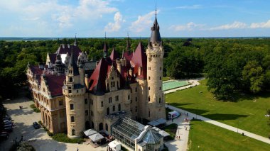 Moszna Şatosu, Moszna Polonya köyü yakınlarındaki bir mimariden manzara üzerinde uçuyor.